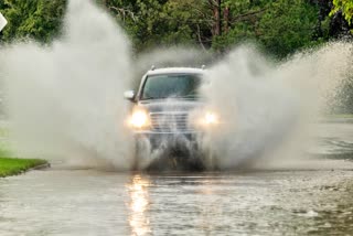 WHY WET ROADS ARE DANGEROUS TO RIDE  HYDROPLANING IN WET ROADS  വെള്ളക്കെട്ടുള്ള റോഡ് അപകടം  ആലപ്പുഴ കളര്‍കോട് വാഹനാപകടം