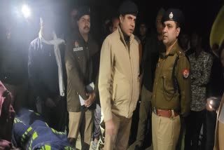 घटनास्थल पर जांच करते पुलिस के अधिकारी