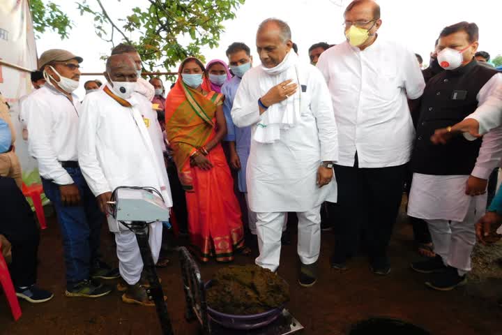 Minister Tamradhwaj Sahu bought cow dung