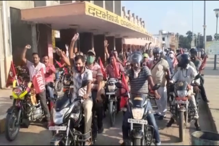 railway employee protest against retrenchment and privatization of employees 