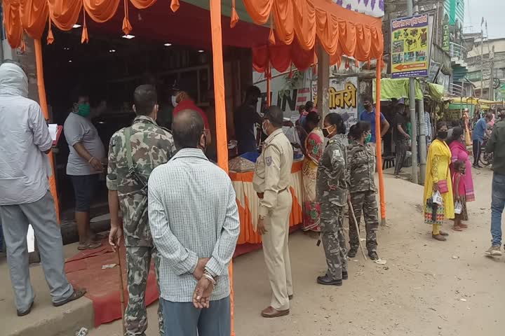 district administration seal four shops in Gumla district administration seal four shops in Gumla 