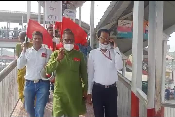 railway workers protest to demand bonus