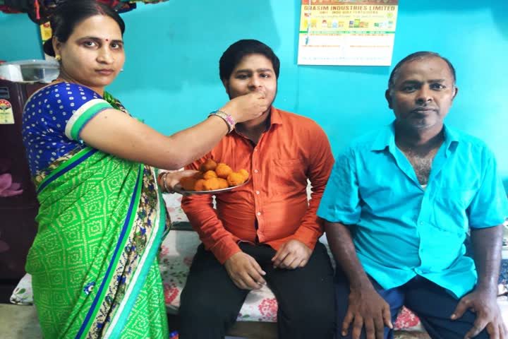 nikhil kumar became district topper in cbse 10th result