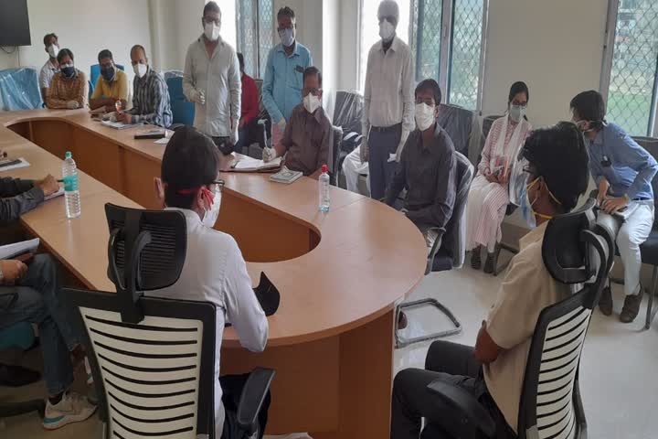 DM hold meeting with doctors regarding treatment of corona patients in Darbhanga