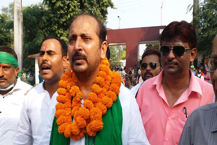 lgp candidate mahendra pradhan arrives on horseback to file nomination