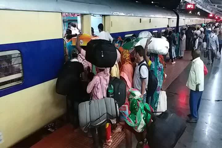 passengers do not follow rule of social distancing in malda railway station