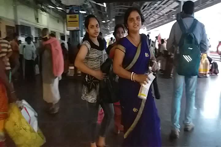 passengers do not follow rule of social distancing in malda railway station