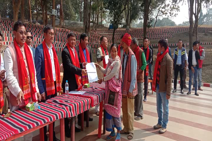 Land patta distribution in taralangso karbi anglong assam etv bharat news