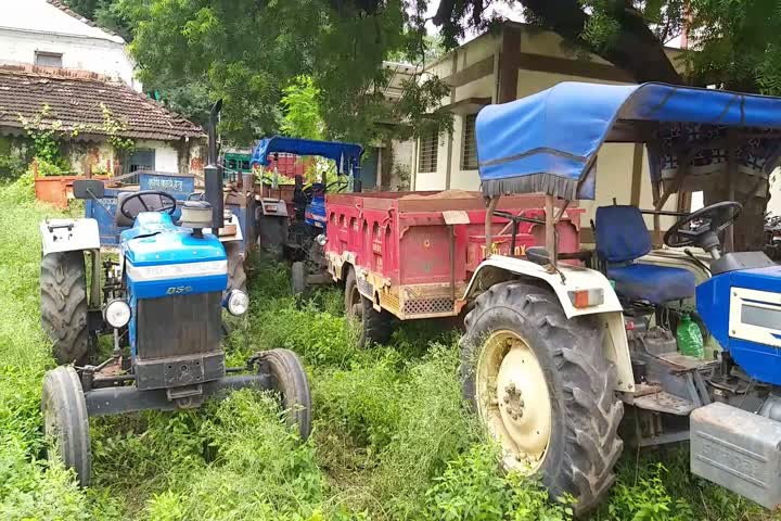 खनिज विभाग ने अवैध बालू रेत से भरे तीन ट्रैक्टर-ट्राली पकड़े