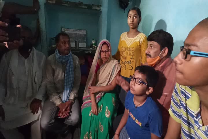 bjp mp manoj tiwar meet family of martyr sunil kumar