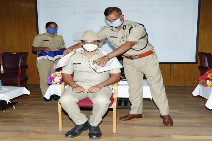 ಅಲೋಕ್ ಕುಮಾರ್ ಸನ್ಮಾನ ಮಾಡುತ್ತಿರುವುದು