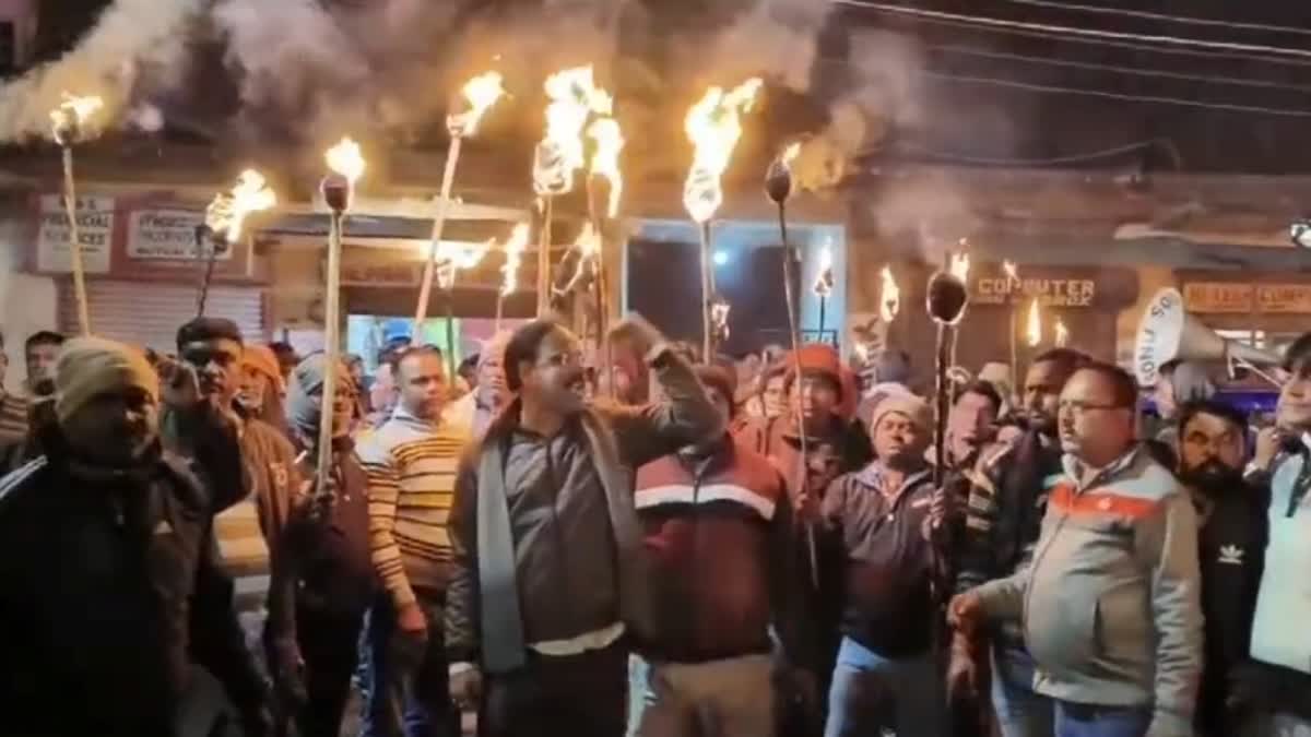 Workers took out torch procession in Dhanbad