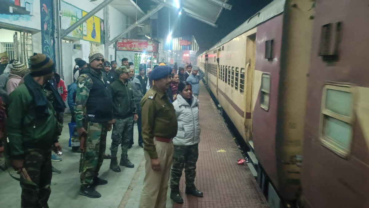 Police searched Madhupur Giridih passenger train