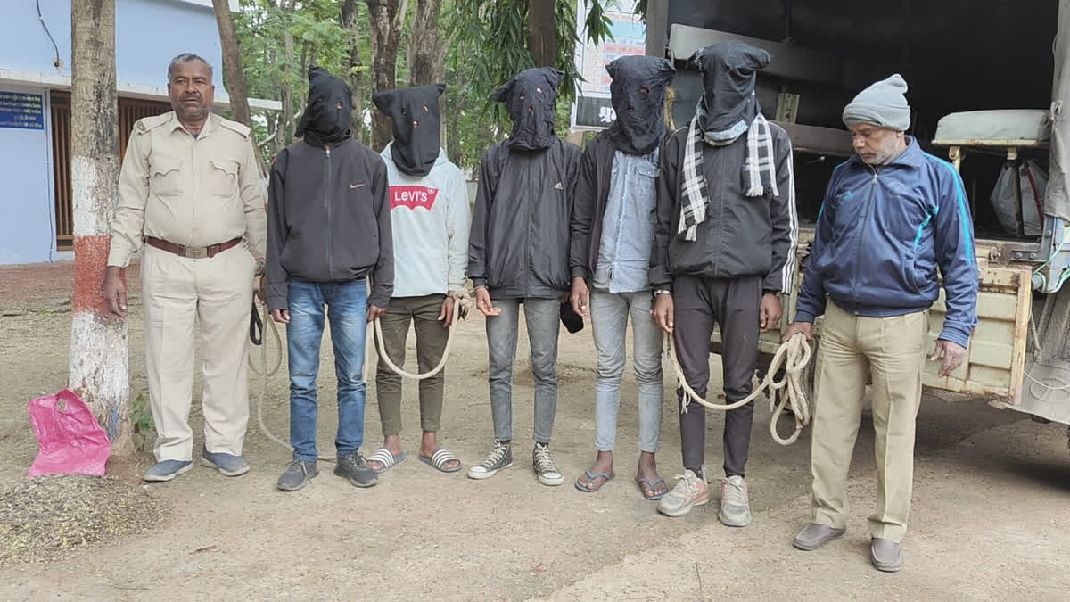 Chatra police arrested five Naxalites