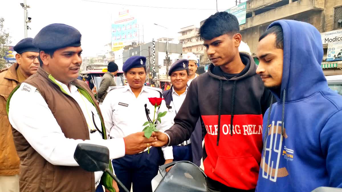 पटना ट्रैफिक पुलिस बांट रही गुलाब