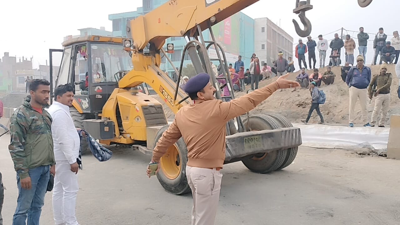 Patna Bus ovबस को हटाने के लिए लाया गया क्रेन.erturned