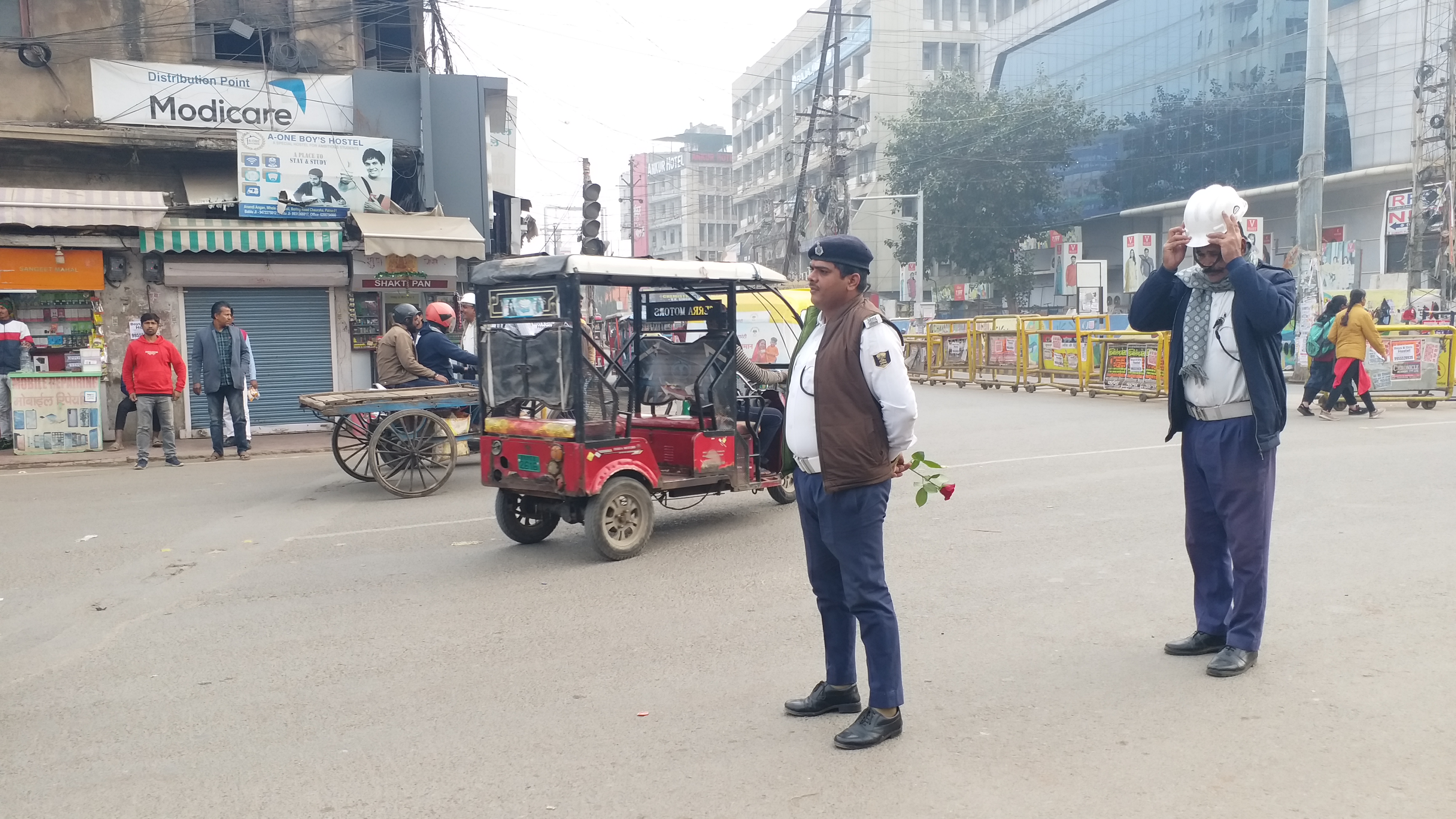 पटना में बिना हेलमेट पहने बाइक चालक को गुलाब देने के लिए खड़ी पुलिस