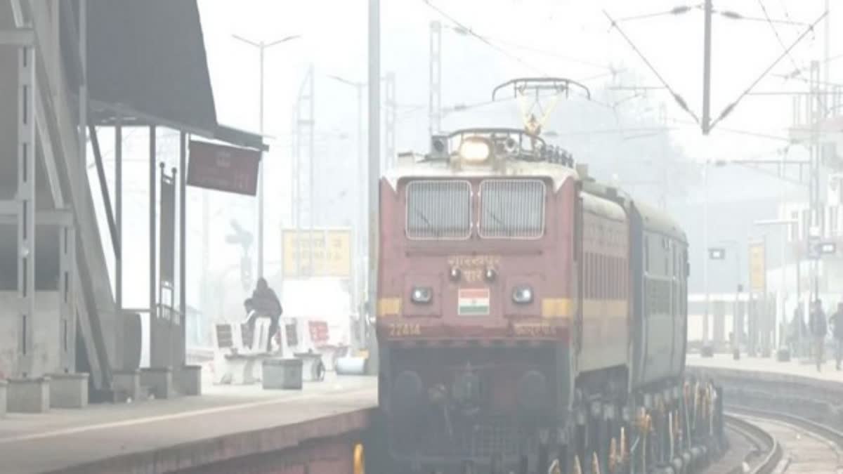 dense fog covers North India  thick layer of fog  Ayodhya Railway  Taj Mahal covered fog