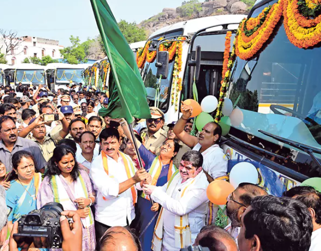 జెండా ఊపి ఎలక్ట్రిక్‌ బస్సులను ప్రారంభిస్తున్న మంత్రులు పొంగులేటి శ్రీనివాసరెడ్డి, కొండా సురేఖ, పొన్నం ప్రభాకర్‌