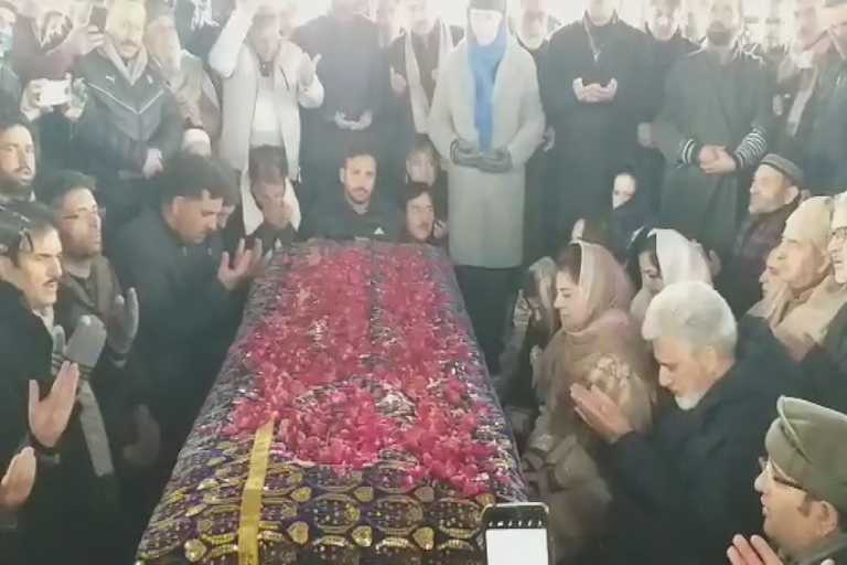 مفتی محمد سعید کے مزار پر پارٹی لیڈران و کارکنان دعا کرتے ہوئے