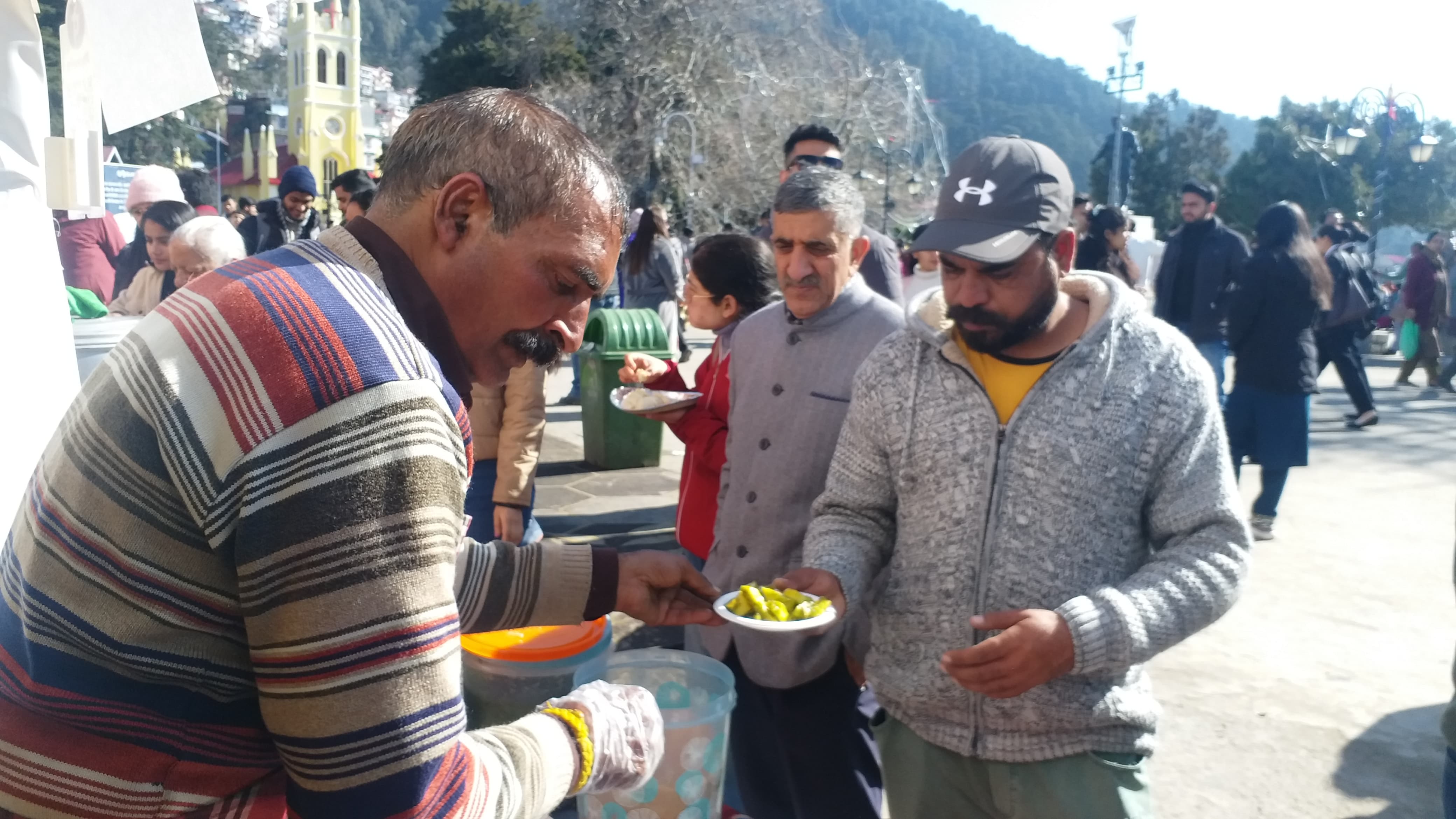 पर्यटकों को पसंद आ रही किंब चाट