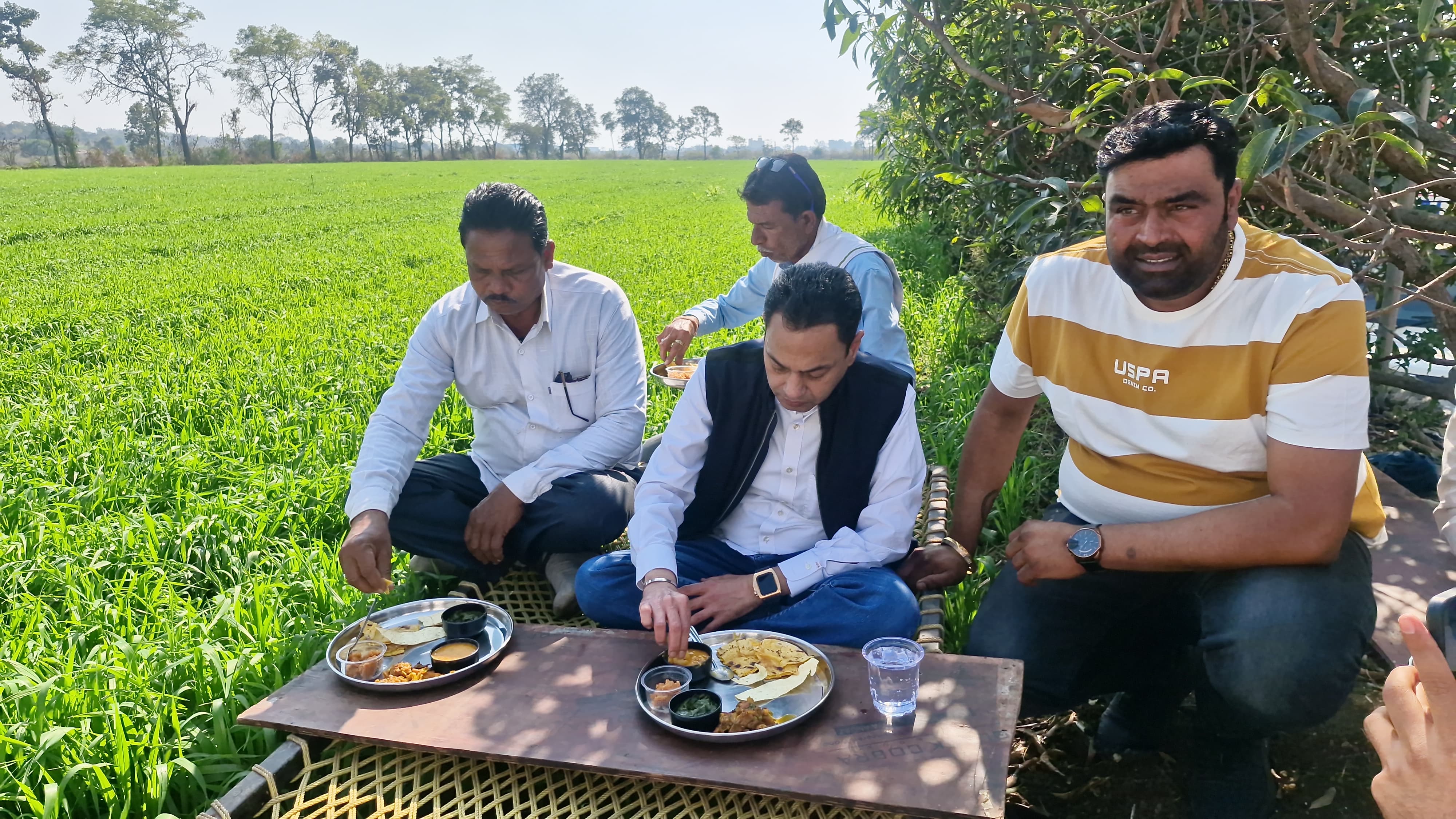 nakul nath eating makke ki roti with farmers