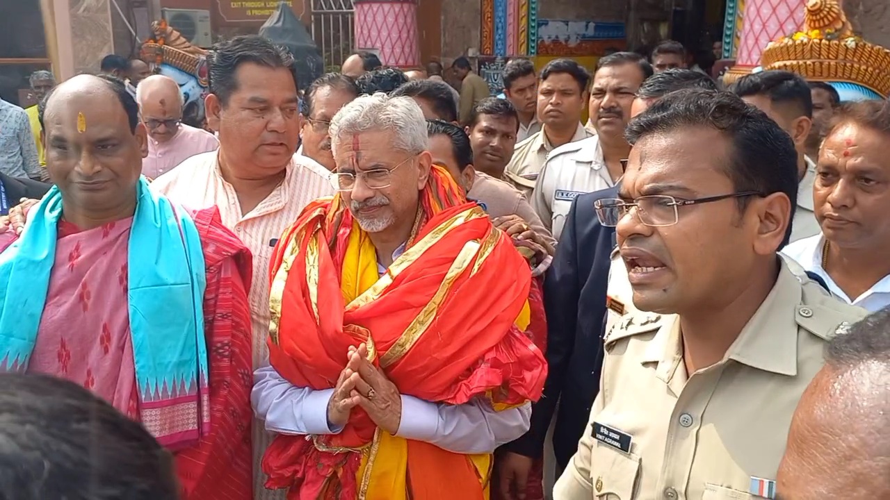 S jayshankar visits Puri Shri Mandir