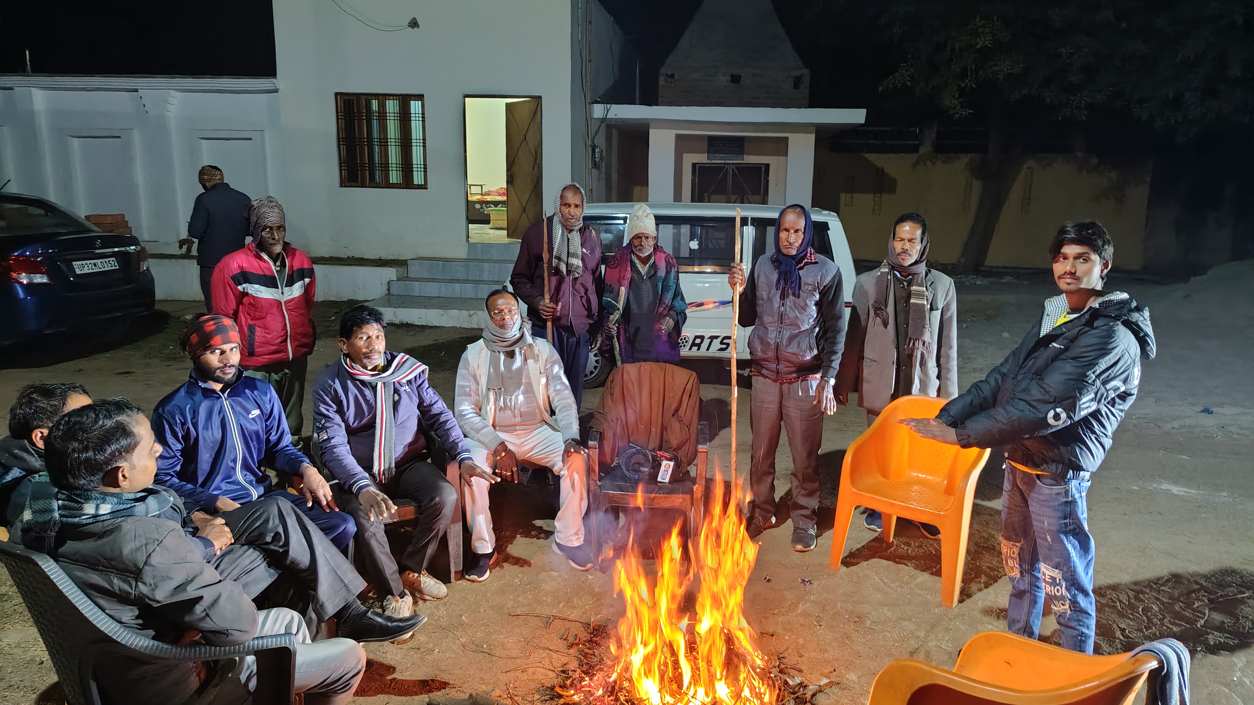 दुगौली गांव में दहशत के बीच लोग रतजगा कर रहे हैं.