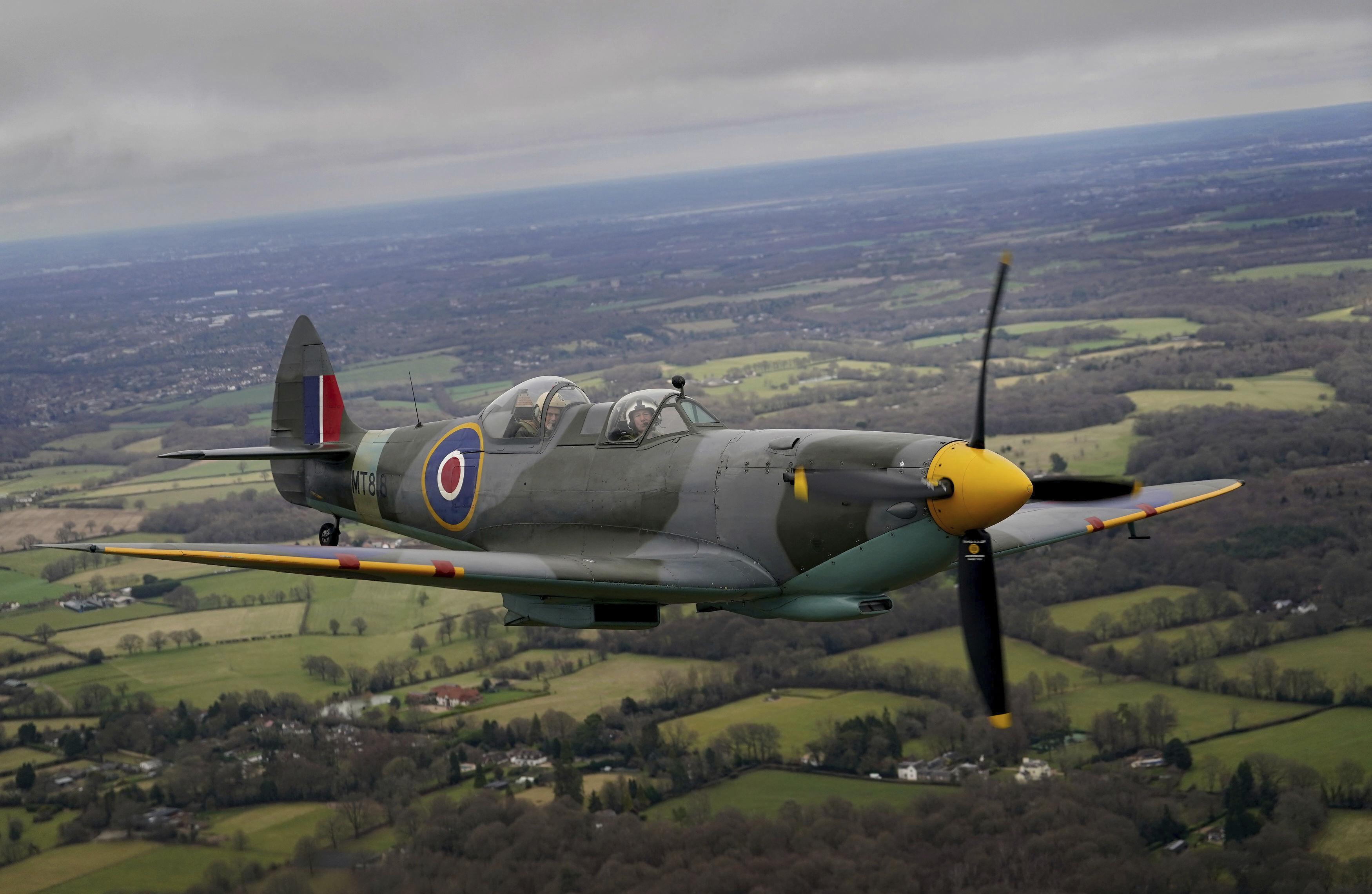 Veteran WWII pilot takes to the skies