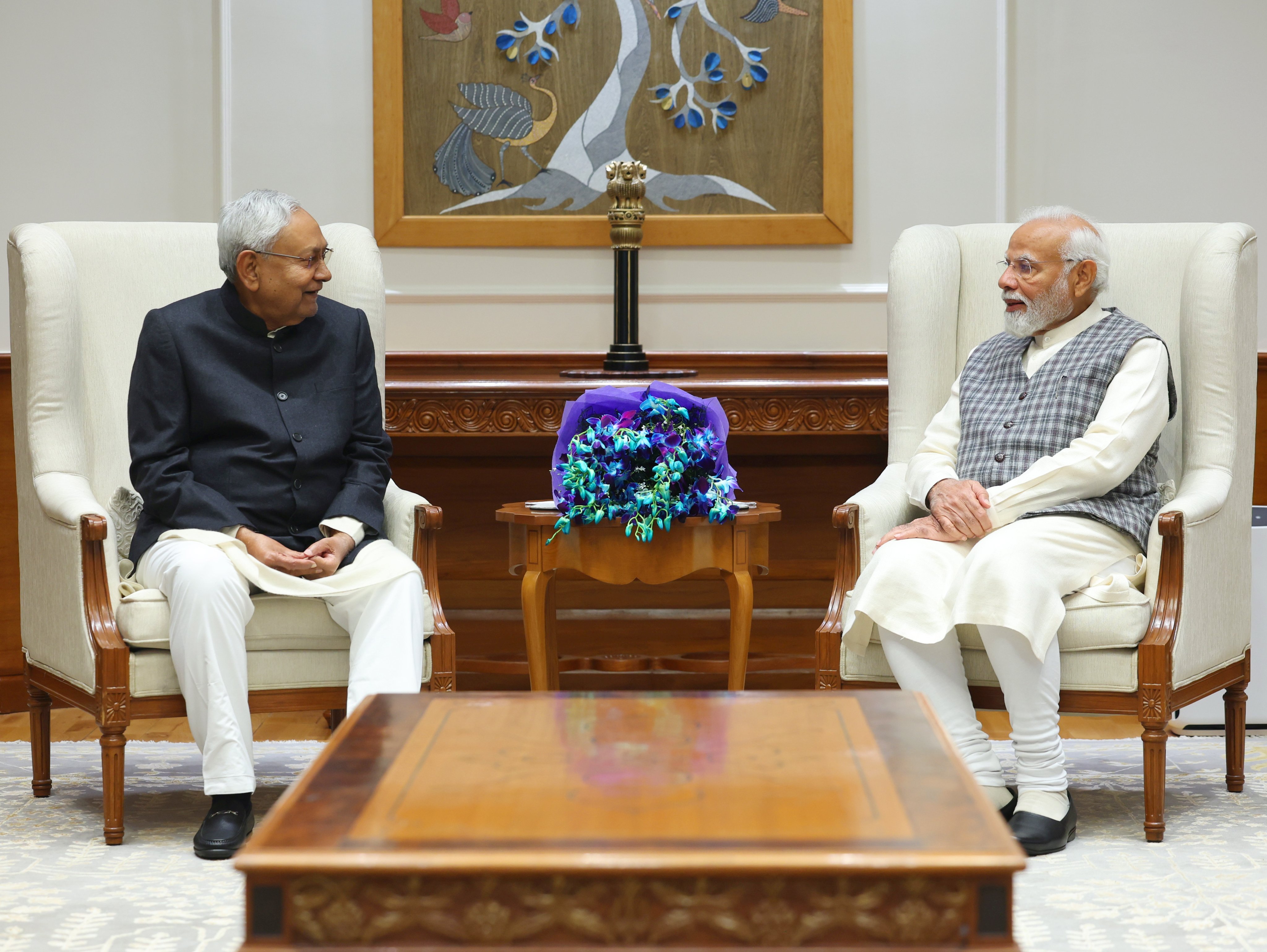 प्रधानमंत्री नरेन्द्र मोदी से बातचीत करते मुख्यमंत्री नीतीश कुमार.