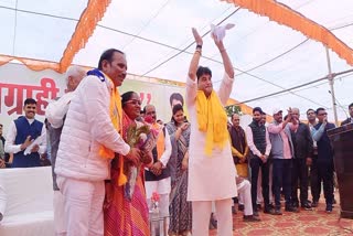 Scindia welcomed from JCB in Shivpuri