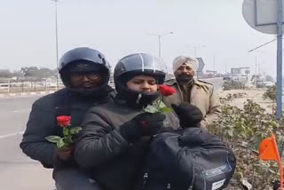 Moga Traffic Police distributed roses on the occasion of Moga Rose Day