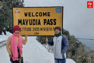 tourists visit mayudia pass to enjoy snowfall