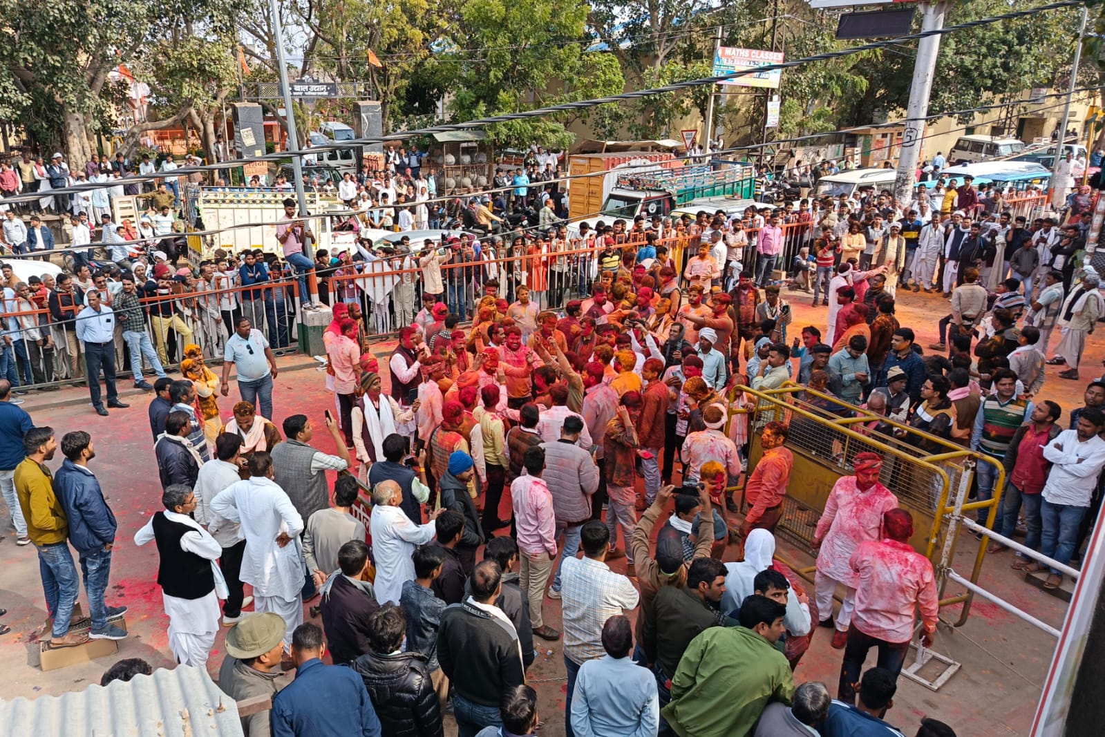 रंग-गुलाल खेलकर मनाया जश्न