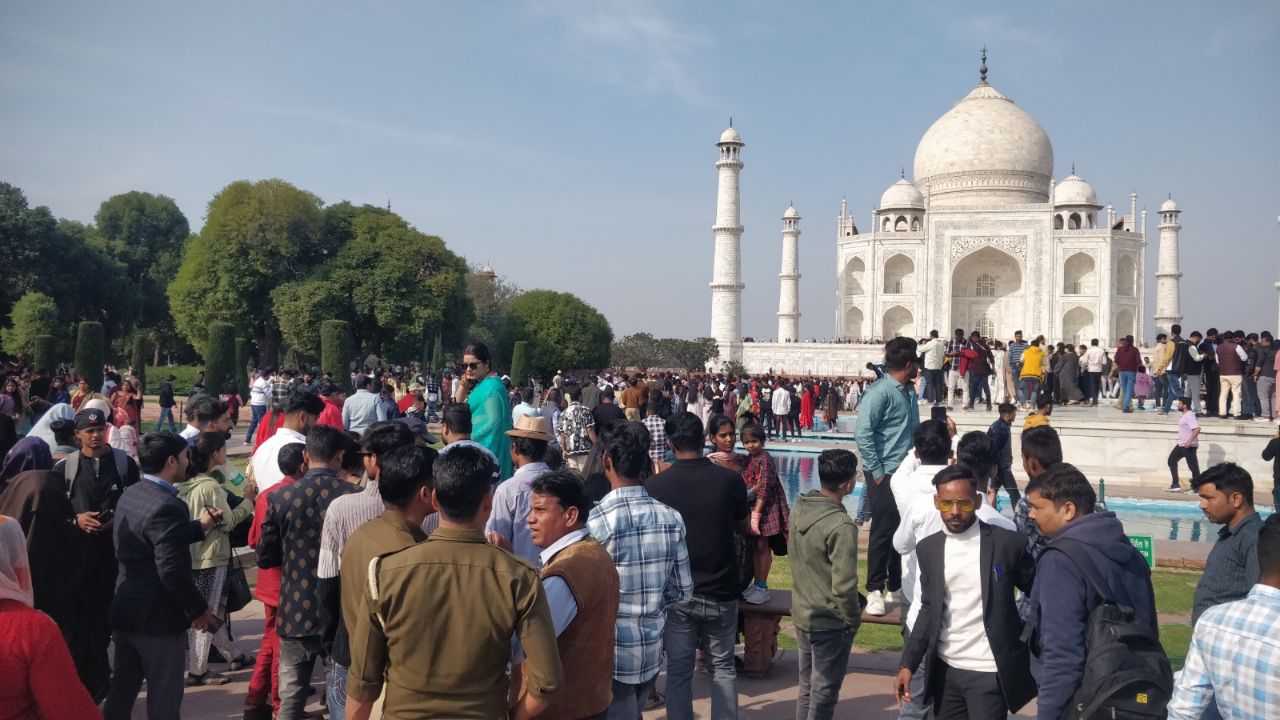 मुगल बादशाह शाहजहां के 369वें उर्स पर  ताजमहल में बड़ी संख्या में पर्यटक पहुंचे.
