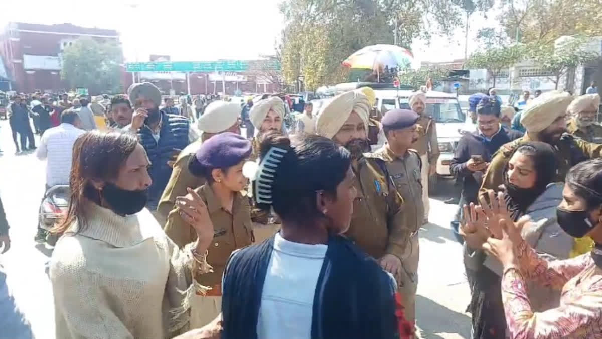 Kinnars created a ruckus at Amritsar railway station, accused of beating the police