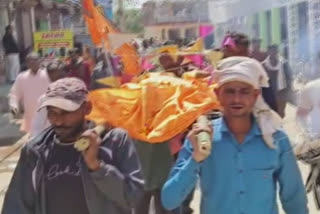 When human beings are losing love and compassion for fellow beings in the materialistic world. Residents of the Bahua town in the Fatehpur district of Uttar Pradesh set an example by taking out a funeral procession for a monkey, which died of ill health, and performed last rites as per Hindu customs. The incident has become a hot topic of discussion across the district.
