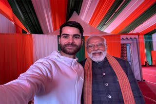 A fan takes a selfie with PM Modi at an event in Kashmir (Photo credit: @narendramodi)