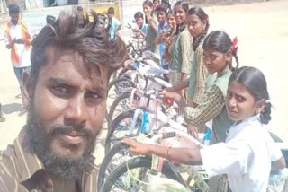 Karnataka Labourer Gifts  Gifts 11 Bicycles To Students  സൈക്കിളുകൾ സമ്മാനിച്ച് തൊഴിലാളി  കർണാടക വിദ്യാർത്ഥികൾ