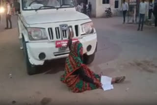 woman lay down in front of the car of SDM