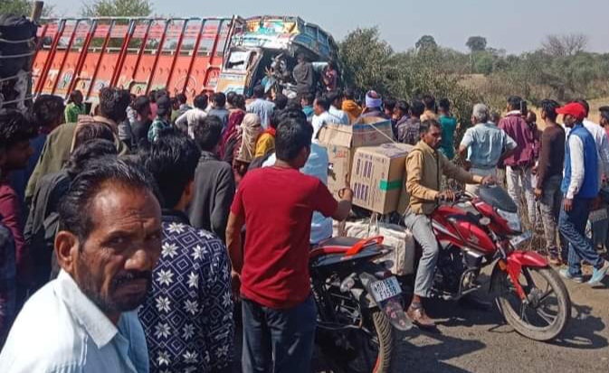 Truck bus accident khurai sagar
