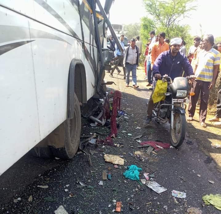 Truck bus accident khurai sagar