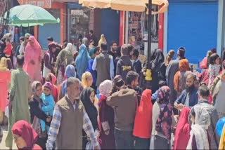 Etv Bharatmarkets-abuzz-for-eid-ul-fitr-shopping-in-kashmir-huge-rush-at-bakery-and-chicken-shops