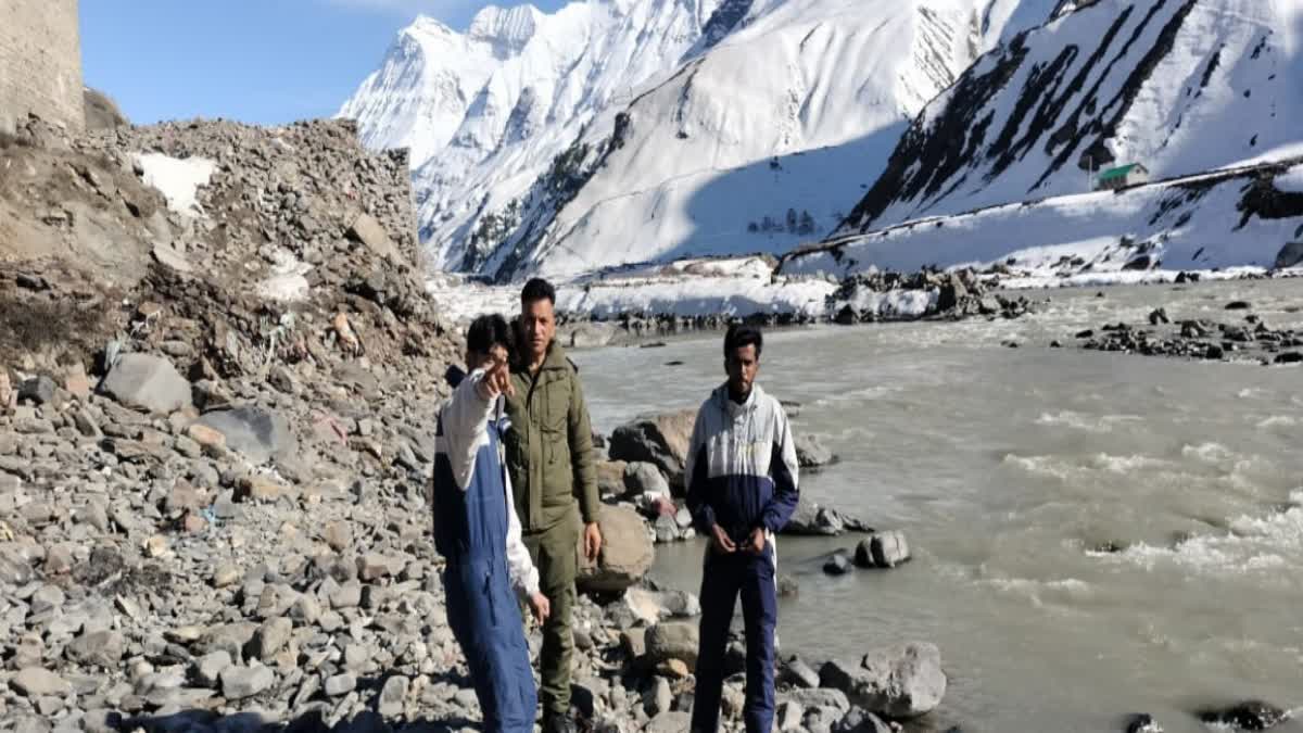 चंद्रा नदी में डूबे दो युवक