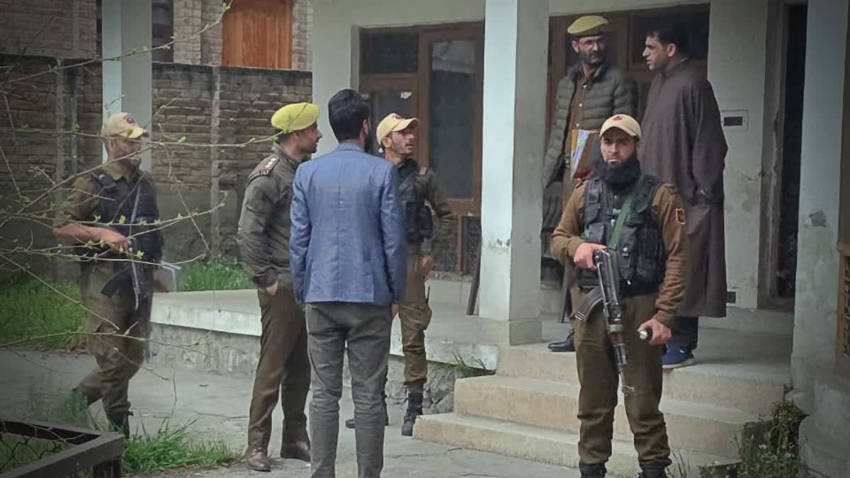 وادی کشمیر میں ایک علیحدگی پسند رہنما کے گھر پر چھاپے کی فائل فوٹو