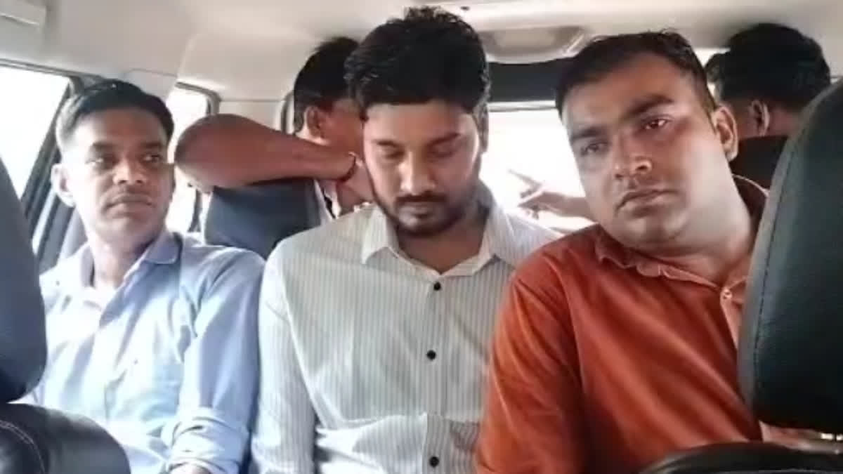 रिश्वत लेते डाटा एंट्री ऑपरेटर गिरफ्तार