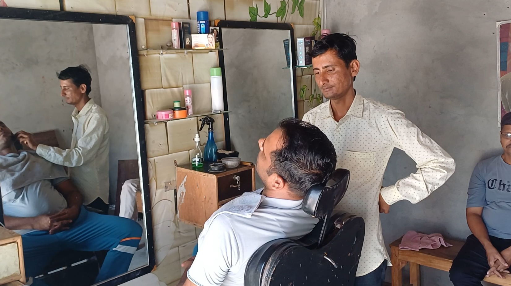 Income Tax Department sent a notice of 37 crore 87 lakhs to a salon owner in Sirsa Haryana who earns 500 rupees a day