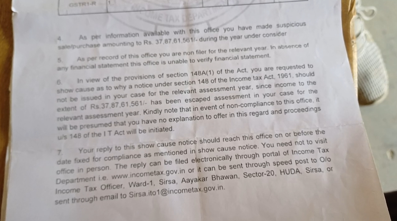Income Tax Department sent a notice of 37 crore 87 lakhs to a salon owner in Sirsa Haryana who earns 500 rupees a day