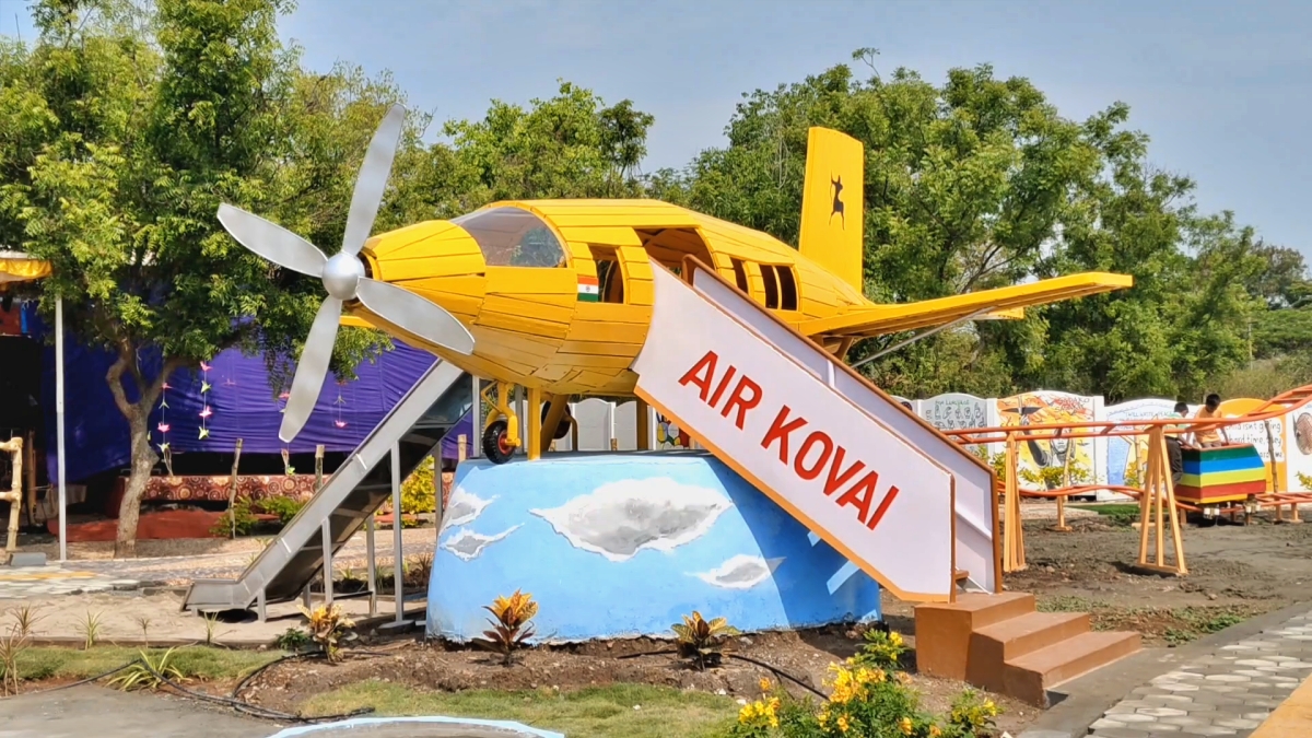 பூங்காவில் உள்ள air kovai விமானம்
