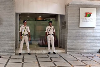 அமலாக்கத்துறை அதிகாரிகள் சோதனைக்காக பாதுகாப்புப் பணியில் உள்ள சிஆர்பிஃப் காவலர்கள்